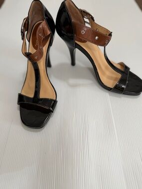 Cole Haan London Air T-Strap Black Patent Leather Tan Sandal Heels 8B NWOB